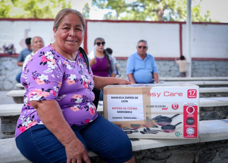 Les cumplen Américo y María a las familias de Jaumave