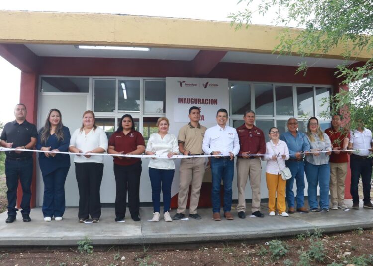 Entrega Lalo Gattás aula a secundaria en La Presa