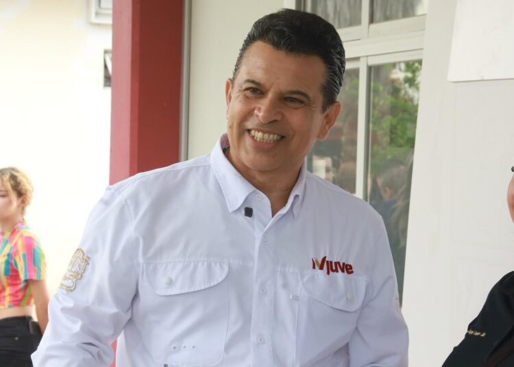 Entrega Lalo Gattás aula a secundaria en La Presa