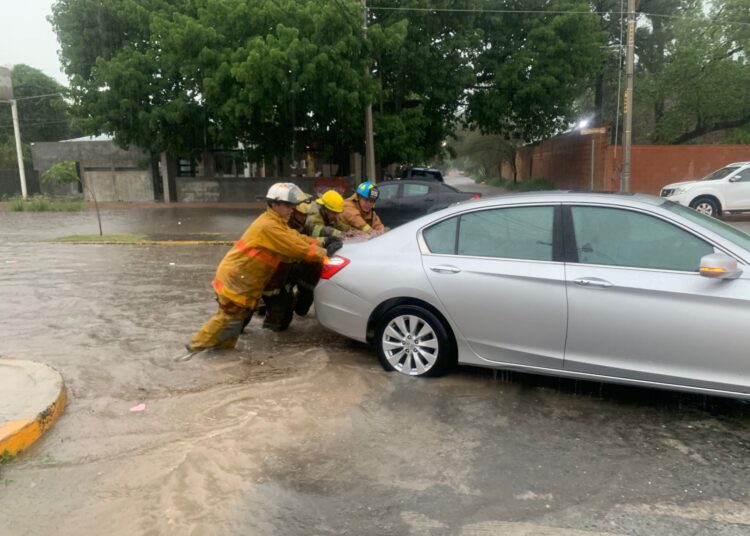 Brinda PC Victoria asistencia oportuna a la población durante torrencial lluvia.