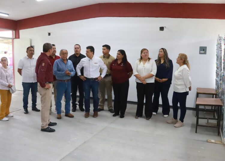 Entrega Lalo Gattás aula a secundaria en La Presa