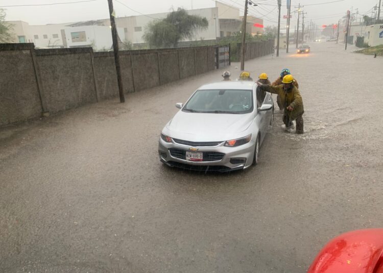 Brinda PC Victoria asistencia oportuna a la población durante torrencial lluvia.