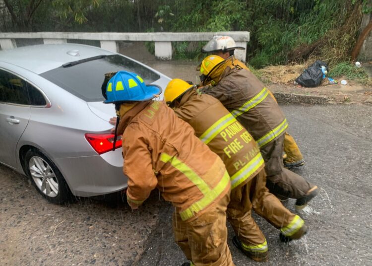 Brinda PC Victoria asistencia oportuna a la población durante torrencial lluvia.