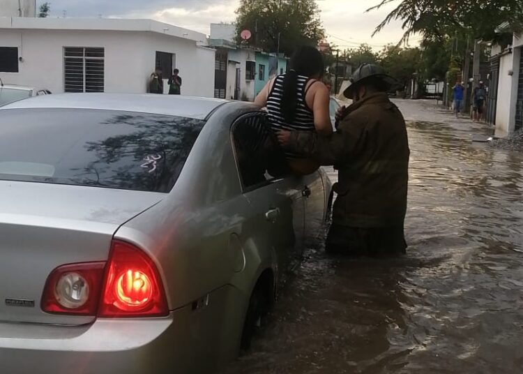 Brinda PC Victoria asistencia oportuna a la población durante torrencial lluvia.