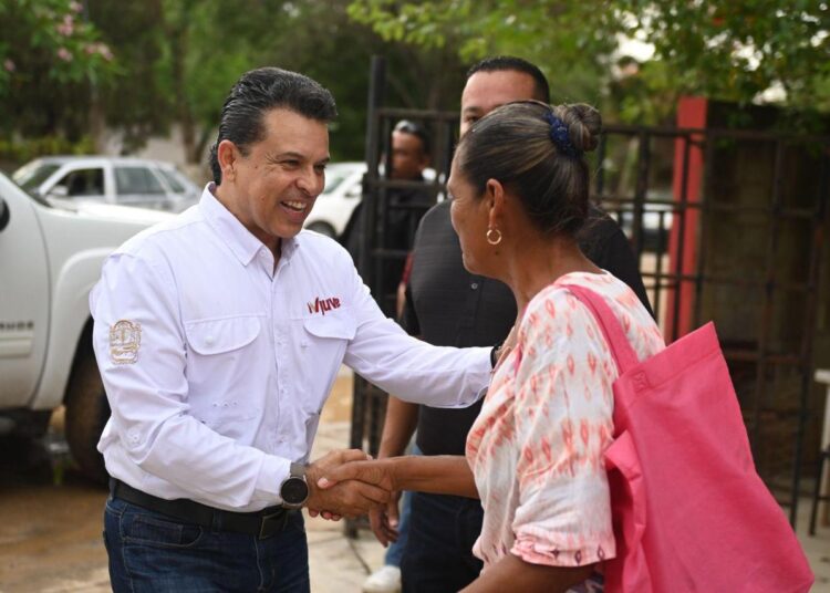 Entrega Lalo Gattás aula a secundaria en La Presa