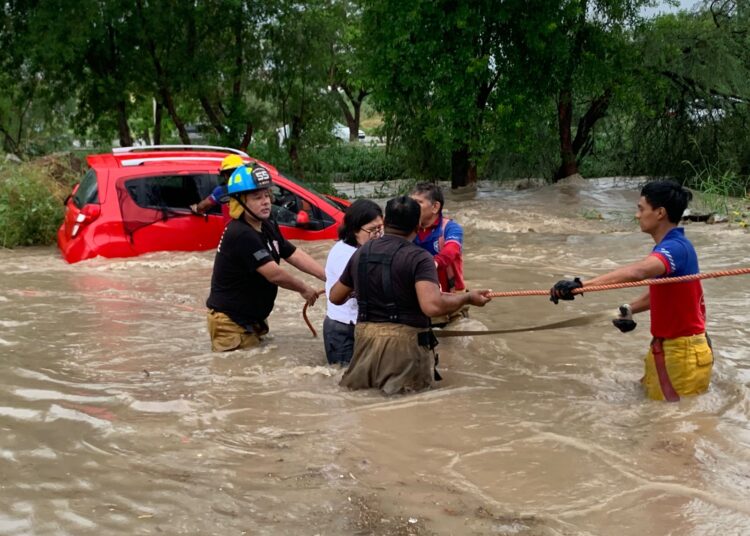 Brinda PC Victoria asistencia oportuna a la población durante torrencial lluvia.