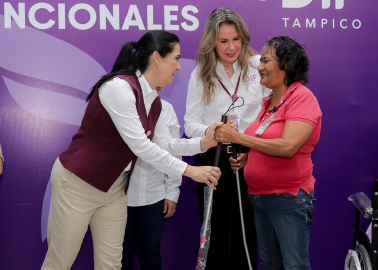 En Tampico, Mónica entrega aparatos funcionales