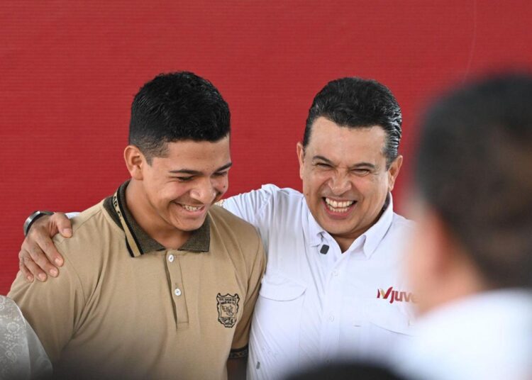 Entrega Lalo Gattás aula a secundaria en La Presa