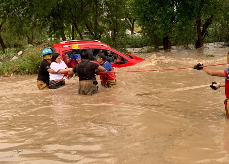 Brinda PC Victoria asistencia oportuna a la población durante torrencial lluvia.
