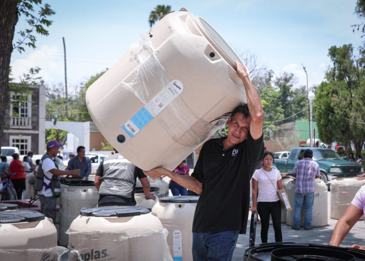 Les cumplen Américo y María a las familias de Jaumave