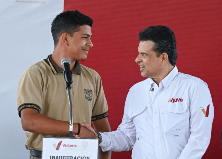 Entrega Lalo Gattás aula a secundaria en La Presa