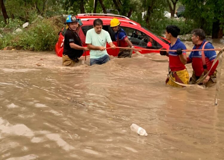 Brinda PC Victoria asistencia oportuna a la población durante torrencial lluvia.