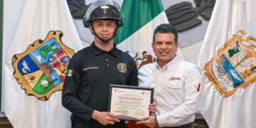 Victoria reconoce acto heroico de bombero