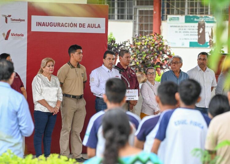 Entrega Lalo Gattás aula a secundaria en La Presa