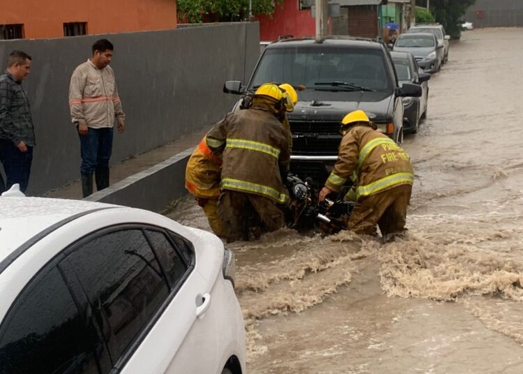 Brinda PC Victoria asistencia oportuna a la población durante torrencial lluvia.
