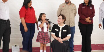 Carmen Lilia entrega obras en escuelas al poniente de NLD