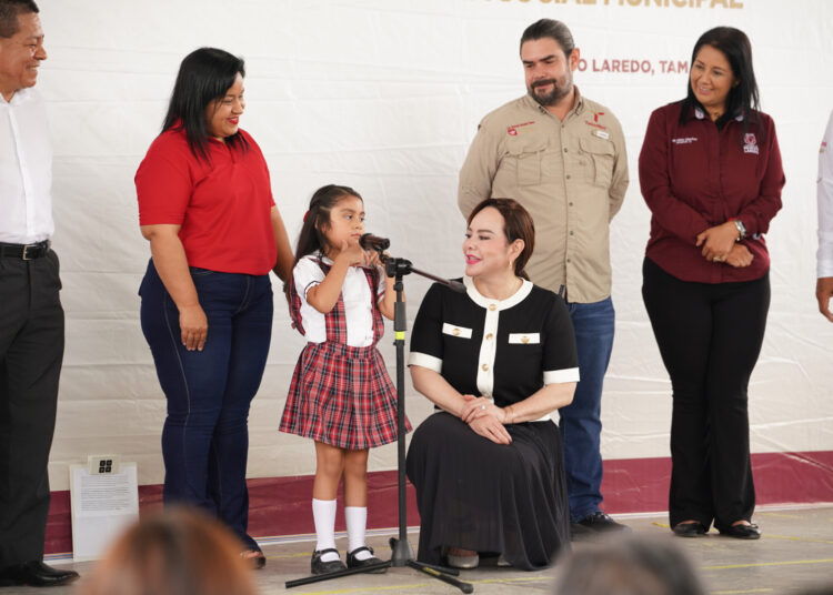 Carmen Lilia entrega obras en escuelas al poniente de NLD