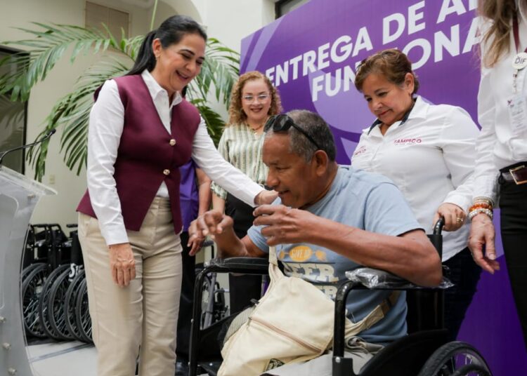 En Tampico, Mónica entrega aparatos funcionales