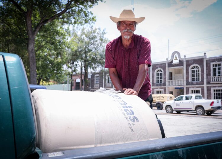 Les cumplen Américo y María a las familias de Jaumave