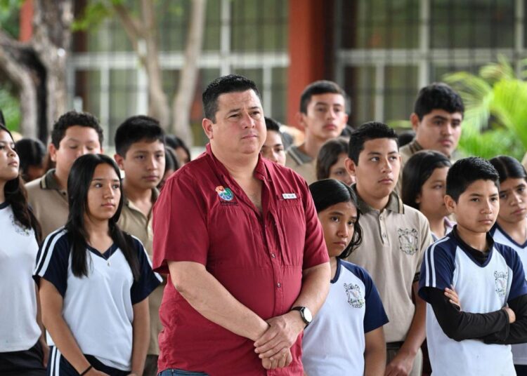 Entrega Lalo Gattás aula a secundaria en La Presa