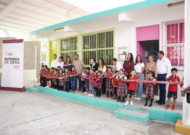 Carmen Lilia entrega obras en escuelas al poniente de NLD