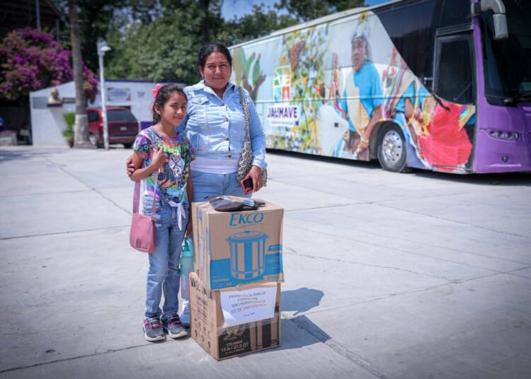 Les cumplen Américo y María a las familias de Jaumave