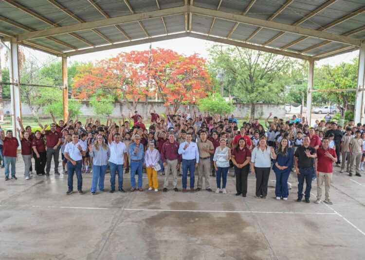 Entrega Lalo Gattás aula a secundaria en La Presa