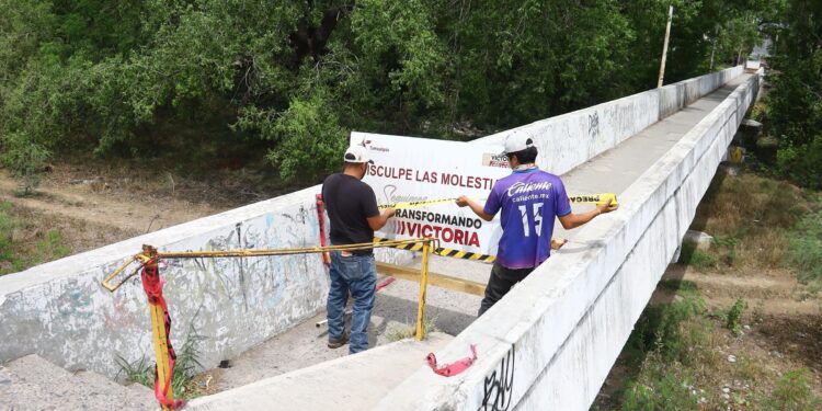 Atiende Municipio petición de usuarios del puente peatonal del 13 boulevard