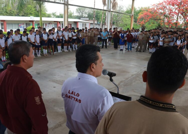 Entrega Lalo Gattás aula a secundaria en La Presa