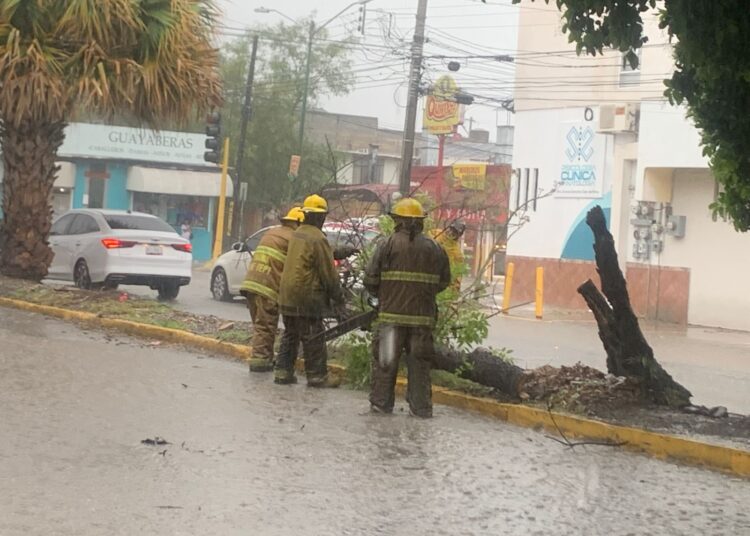 Brinda PC Victoria asistencia oportuna a la población durante torrencial lluvia.
