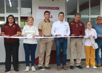 Entrega Lalo Gattás aula a secundaria en La Presa
