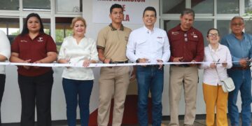 Entrega Lalo Gattás aula a secundaria en La Presa