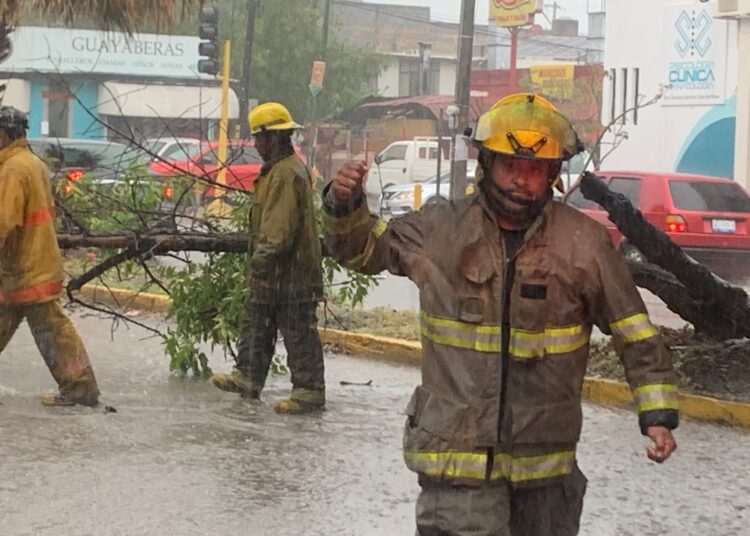 Brinda PC Victoria asistencia oportuna a la población durante torrencial lluvia.