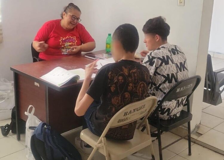 Adolescente en conflicto con la Ley Penal recibe certificado de secundaria