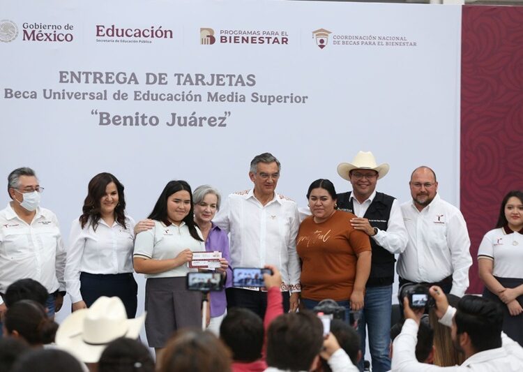 Atestigua AVA entrega de becas y destaca apoyo de la presidenta Claudia