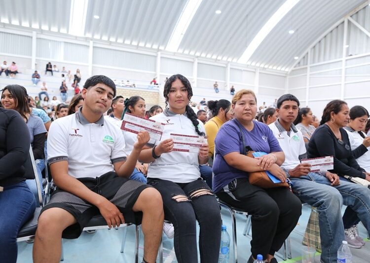 Atestigua AVA entrega de becas y destaca apoyo de la presidenta Claudia