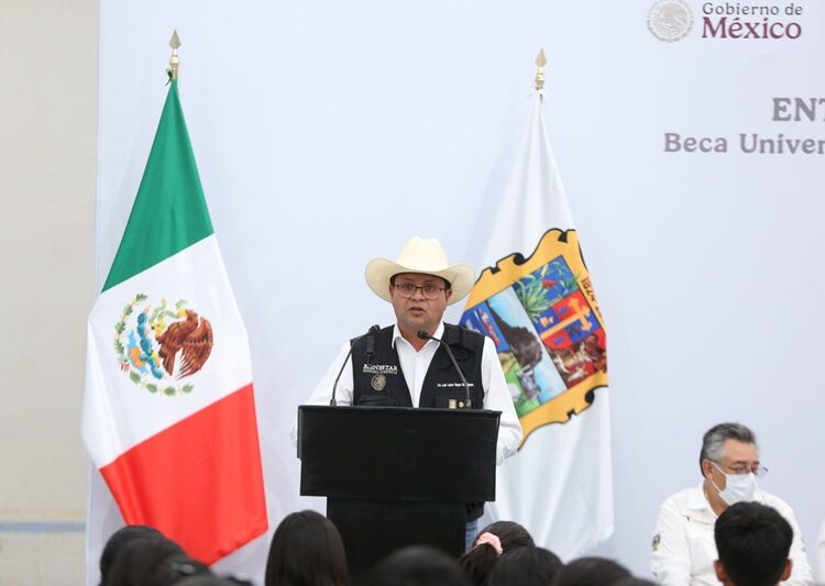 Atestigua AVA entrega de becas y destaca apoyo de la presidenta Claudia