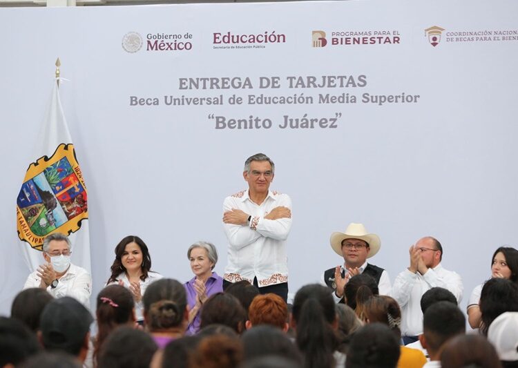 Atestigua AVA entrega de becas y destaca apoyo de la presidenta Claudia