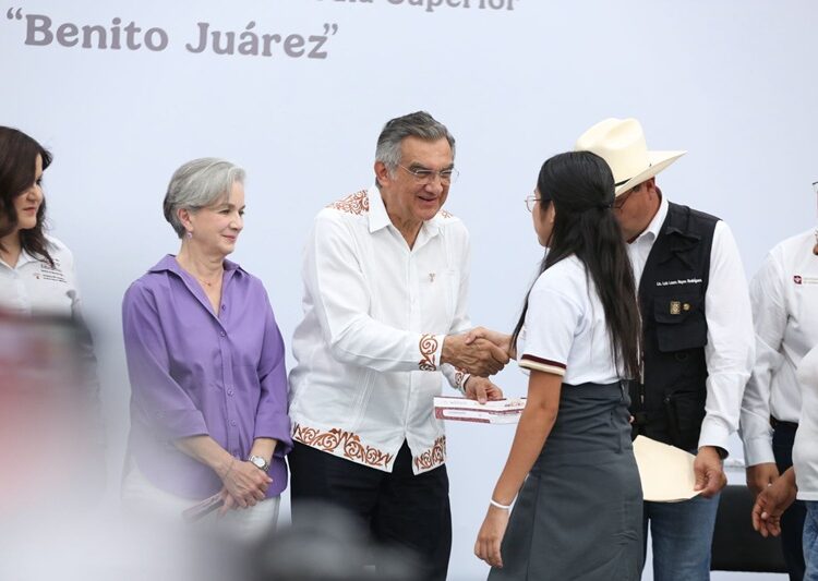 Atestigua AVA entrega de becas y destaca apoyo de la presidenta Claudia