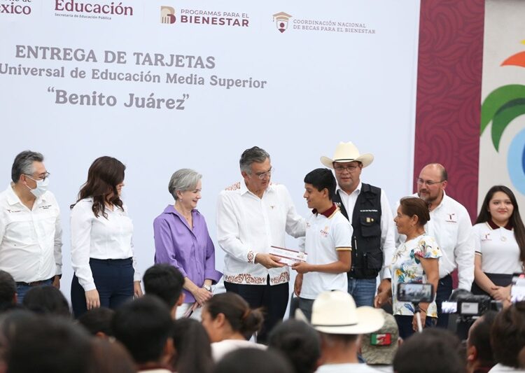 Atestigua AVA entrega de becas y destaca apoyo de la presidenta Claudia