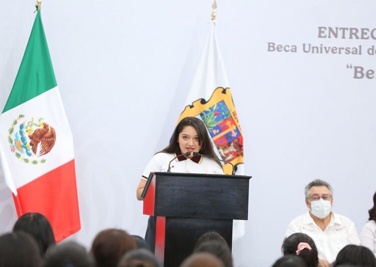 Atestigua AVA entrega de becas y destaca apoyo de la presidenta Claudia