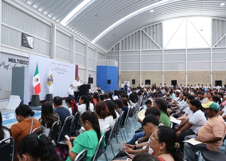 Atestigua AVA entrega de becas y destaca apoyo de la presidenta Claudia