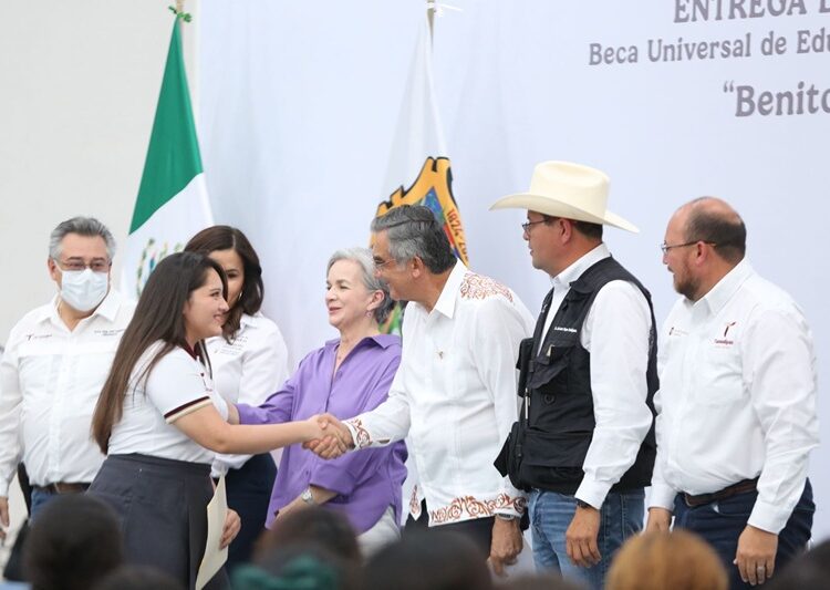 Atestigua AVA entrega de becas y destaca apoyo de la presidenta Claudia