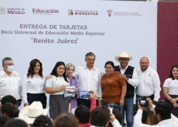 Atestigua AVA entrega de becas y destaca apoyo de la presidenta Claudia