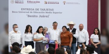 Atestigua AVA entrega de becas y destaca apoyo de la presidenta Claudia