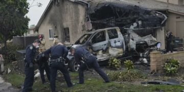 Avioneta se desploma en vecindario de San Diego