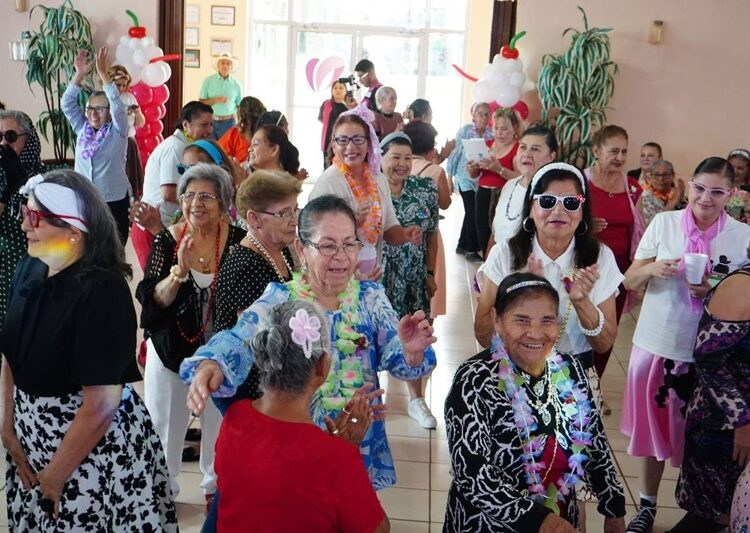 Festejan a las Madres en Casa Club del Adulto Mayor NLD