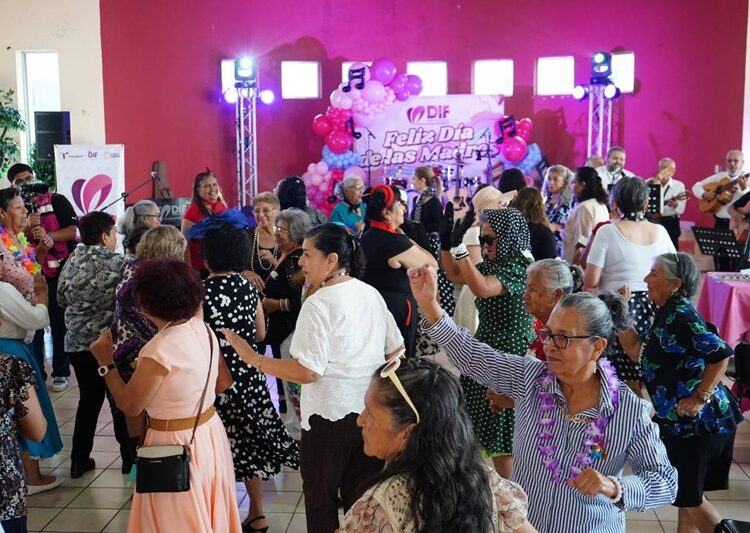 Festejan a las Madres en Casa Club del Adulto Mayor NLD