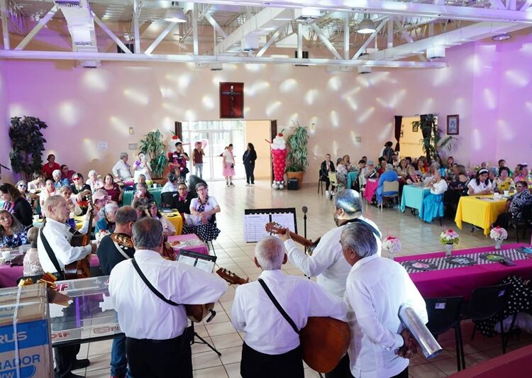 Festejan a las Madres en Casa Club del Adulto Mayor NLD