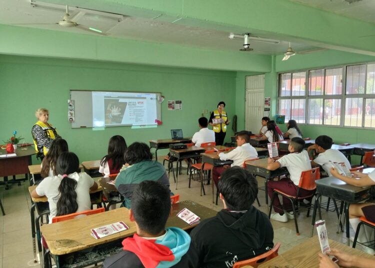 DIF NLD lleva pláticas preventivas a jóvenes de secundaria